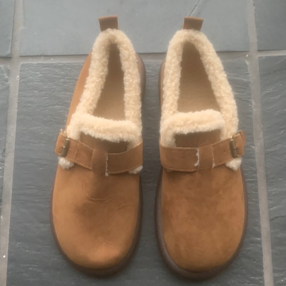 Comfy, cozy, camel slippers! - Picture 1 of 5
